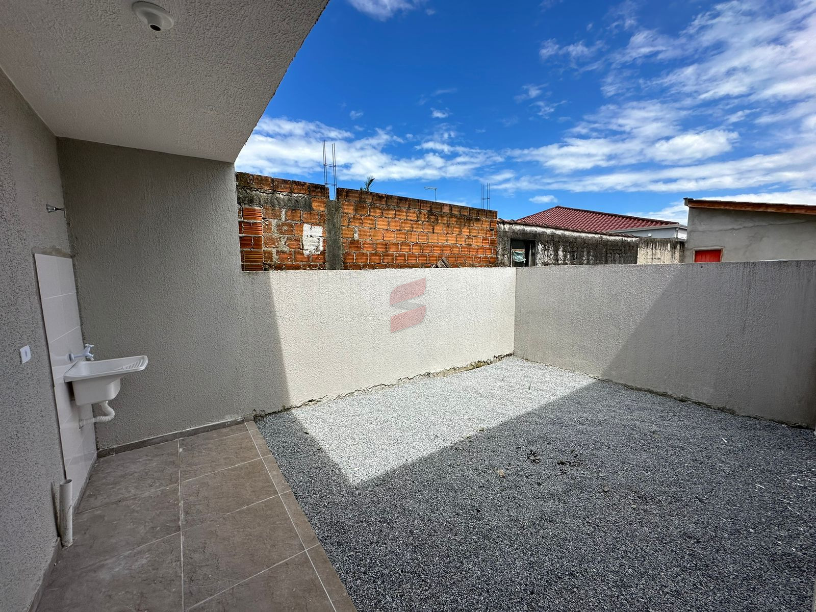 <p>Vende-se casa 2 quartos, ambiente integrado de estar/jantar e cozinha, banheiro social, área de serviço e 3 vagas descobertas, localizado em: Rua E